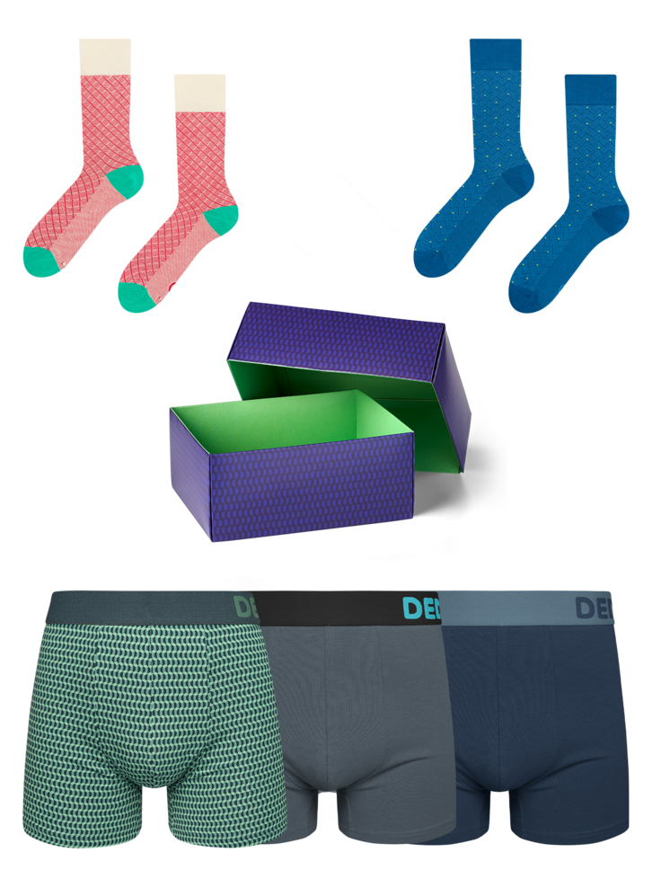 Hľadáte originálny a nezvyčajný darček? Obdarovaného zaručene prekvapí Darčekový set – Zeleno-modré boxerky a ponožky  